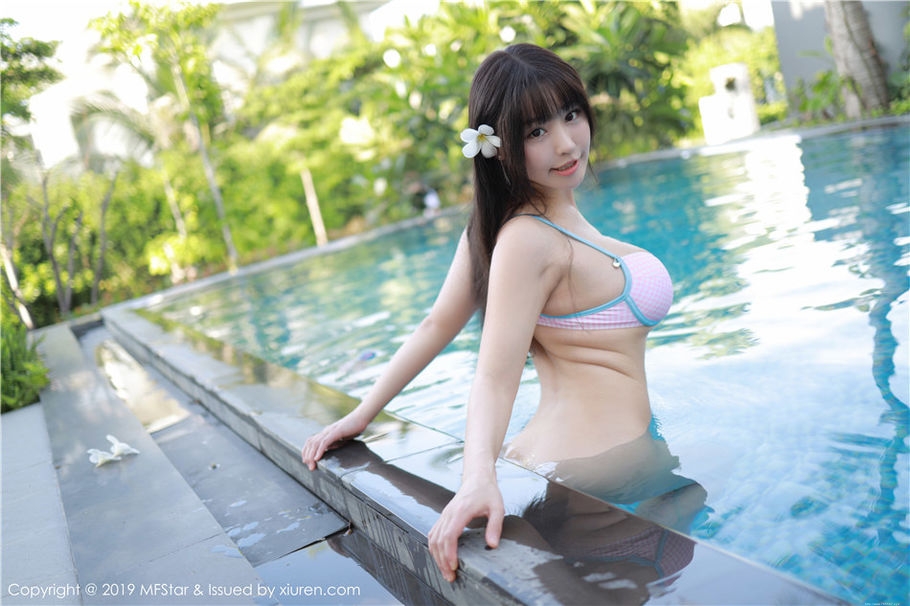 大胸尤物Flower朱可儿性感比基尼大尺度泳池外拍图片