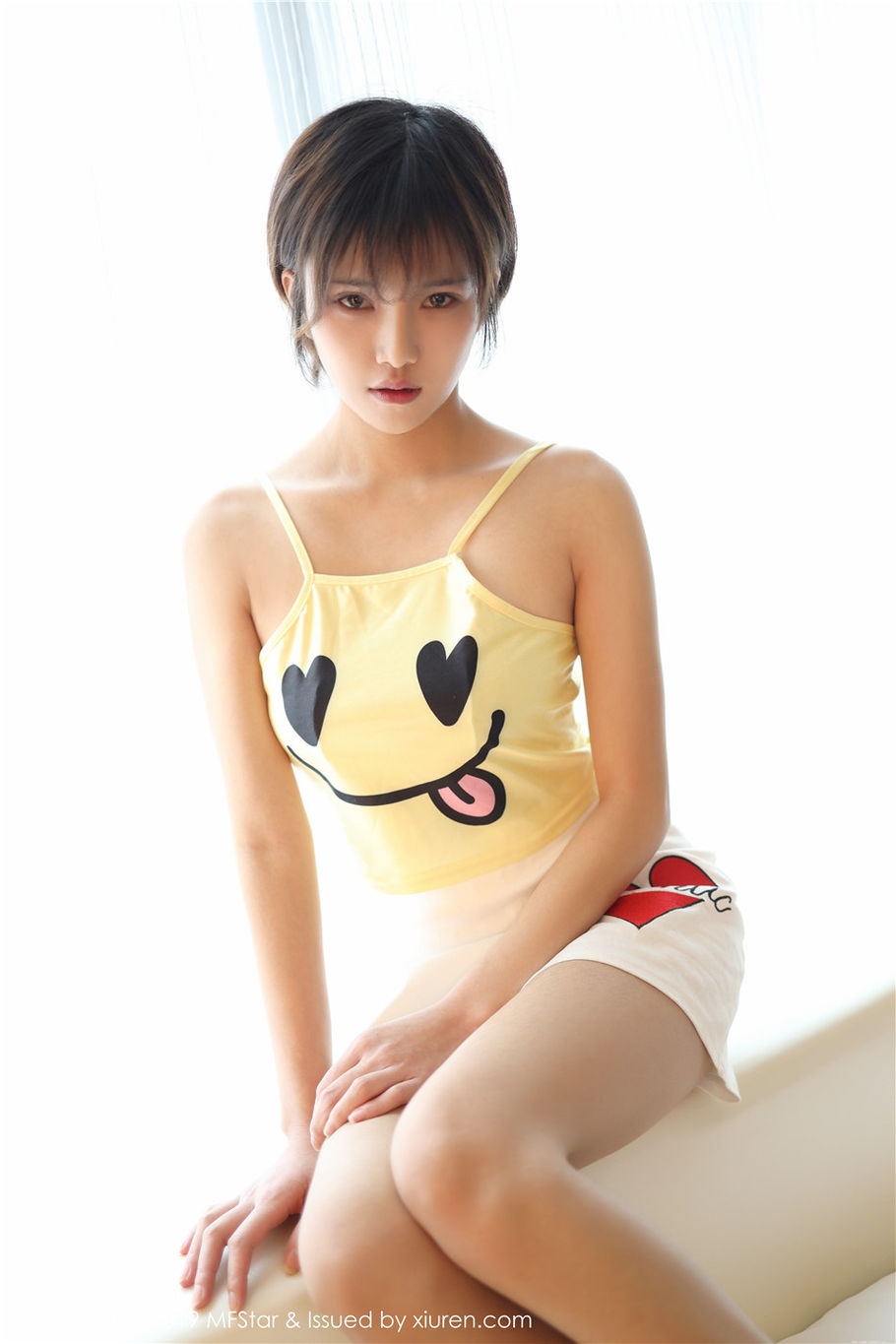 00后小清新美女小姿情趣睡衣酥胸诱惑写真