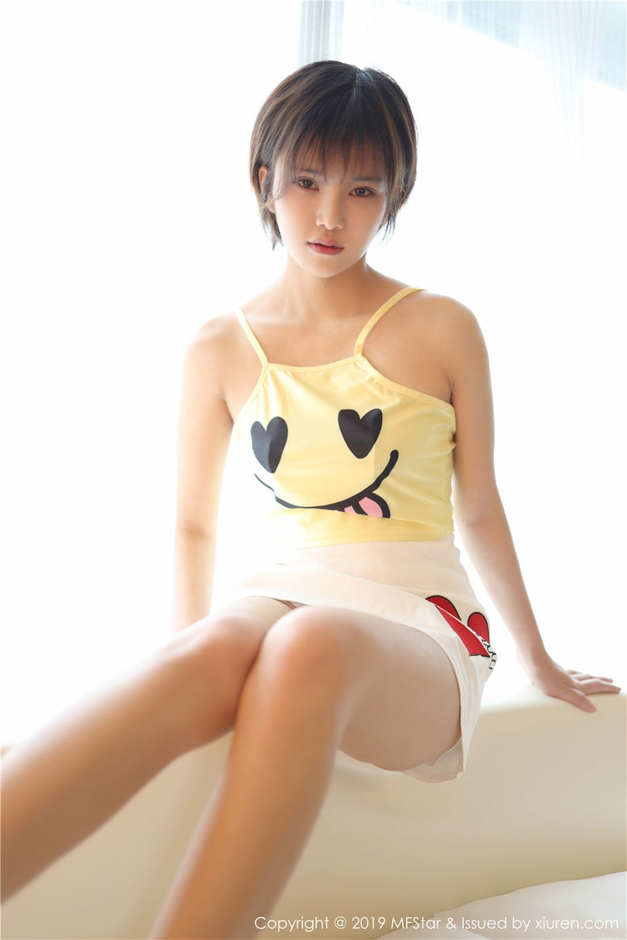 00后小清新美女小姿情趣睡衣酥胸诱惑写真