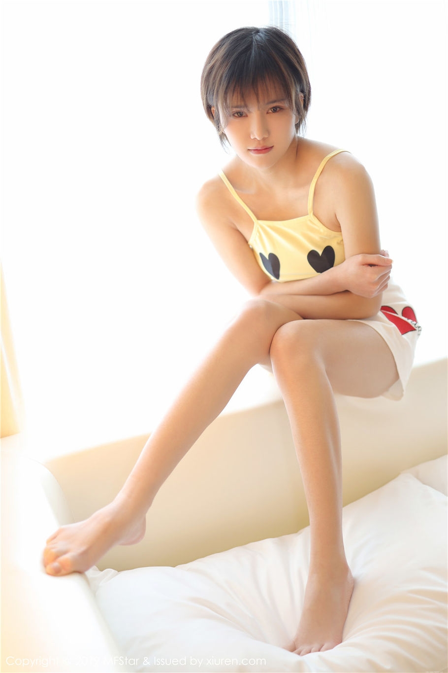 00后小清新美女小姿情趣睡衣酥胸诱惑写真