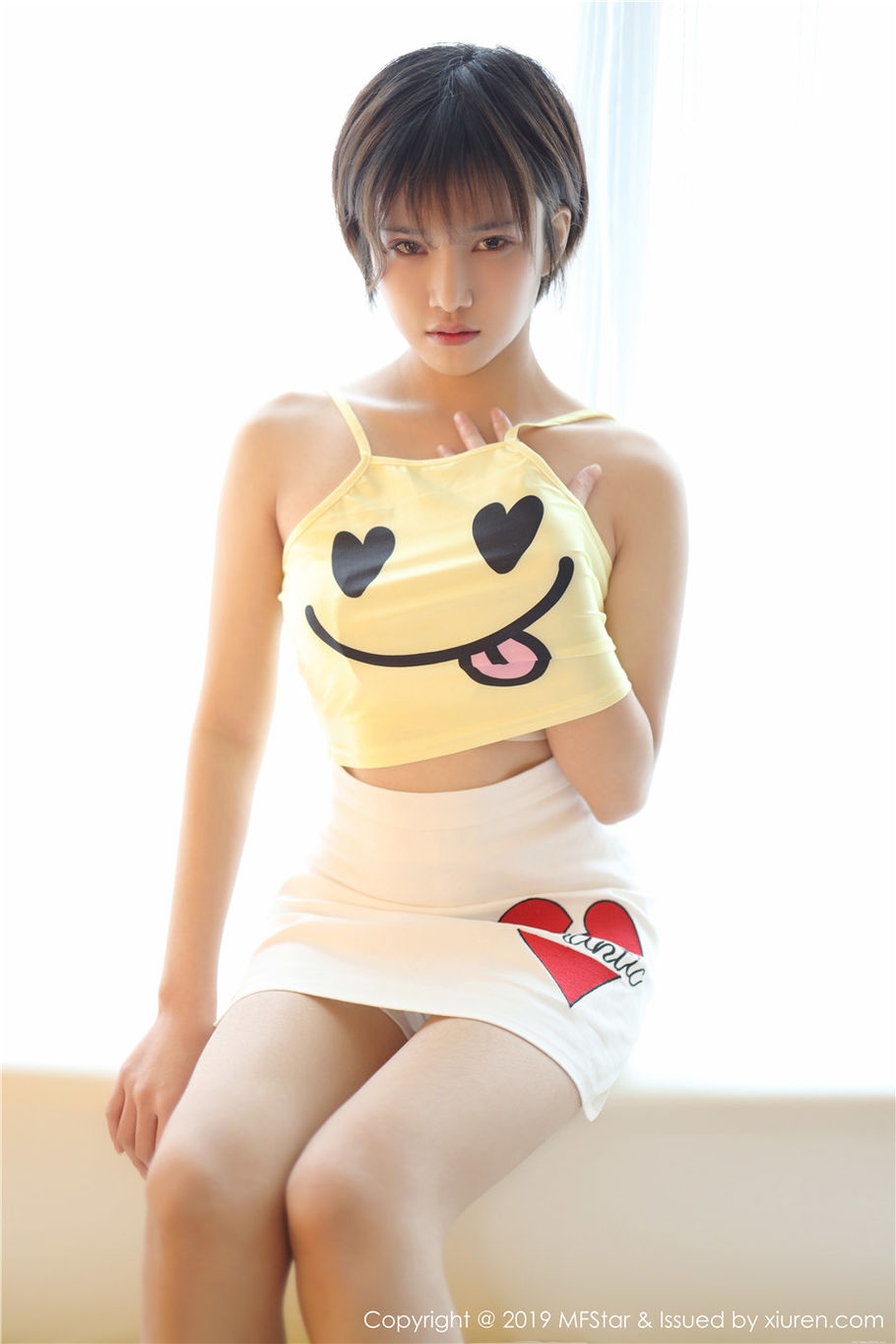 00后小清新美女小姿情趣睡衣酥胸诱惑写真