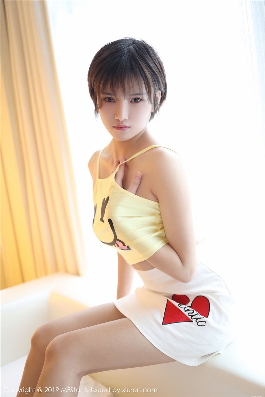 00后小清新美女小姿情趣睡衣酥胸诱惑写真