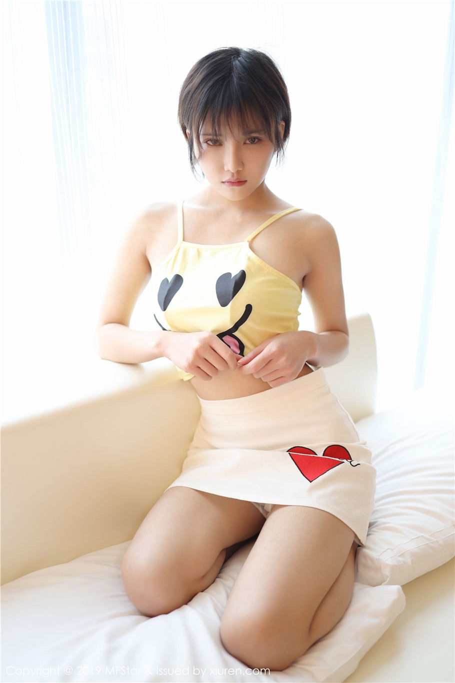 00后小清新美女小姿情趣睡衣酥胸诱惑写真