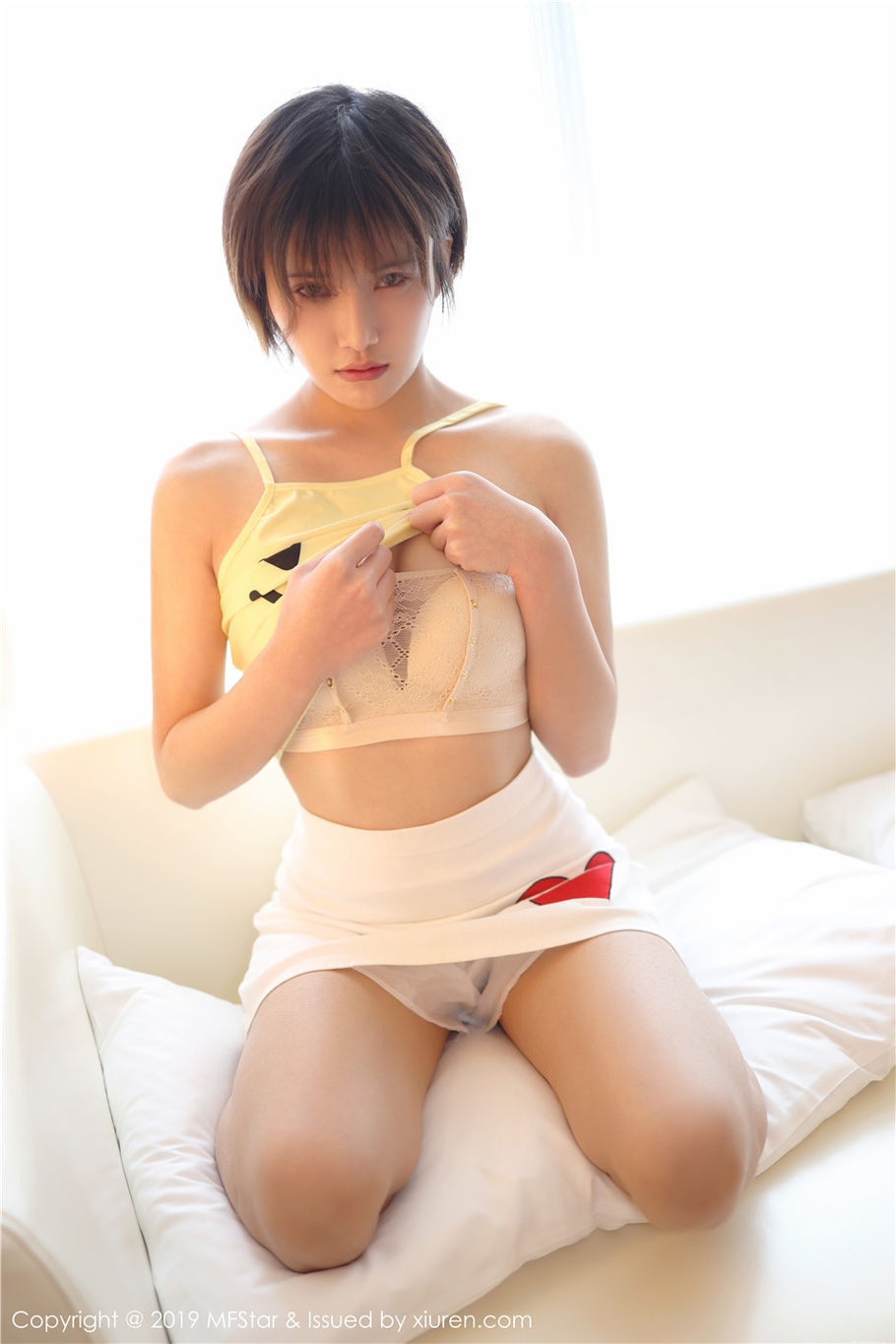 00后小清新美女小姿情趣睡衣酥胸诱惑写真