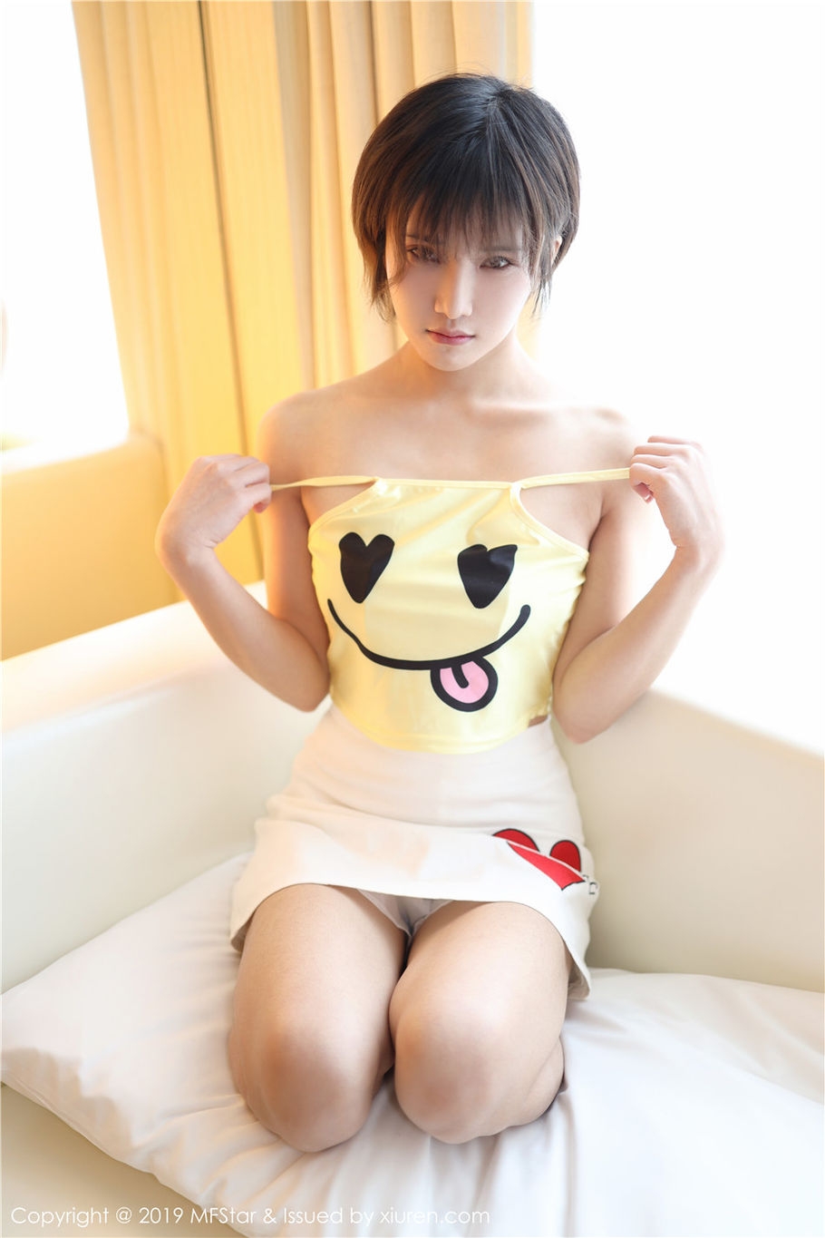 00后小清新美女小姿情趣睡衣酥胸诱惑写真