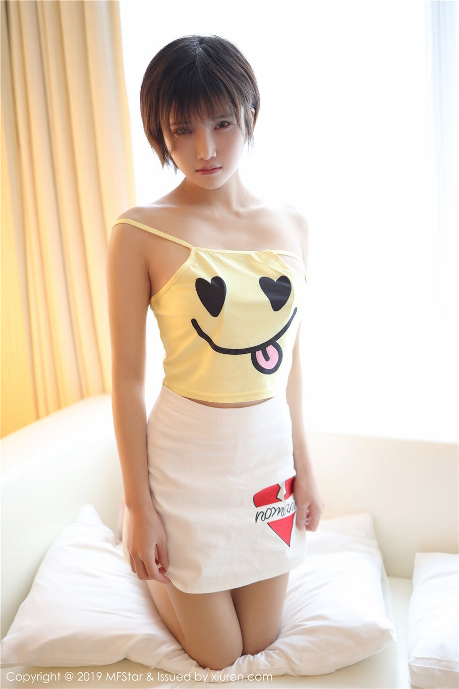 00后小清新美女小姿情趣睡衣酥胸诱惑写真