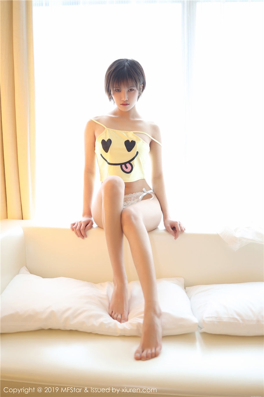 00后小清新美女小姿情趣睡衣酥胸诱惑写真