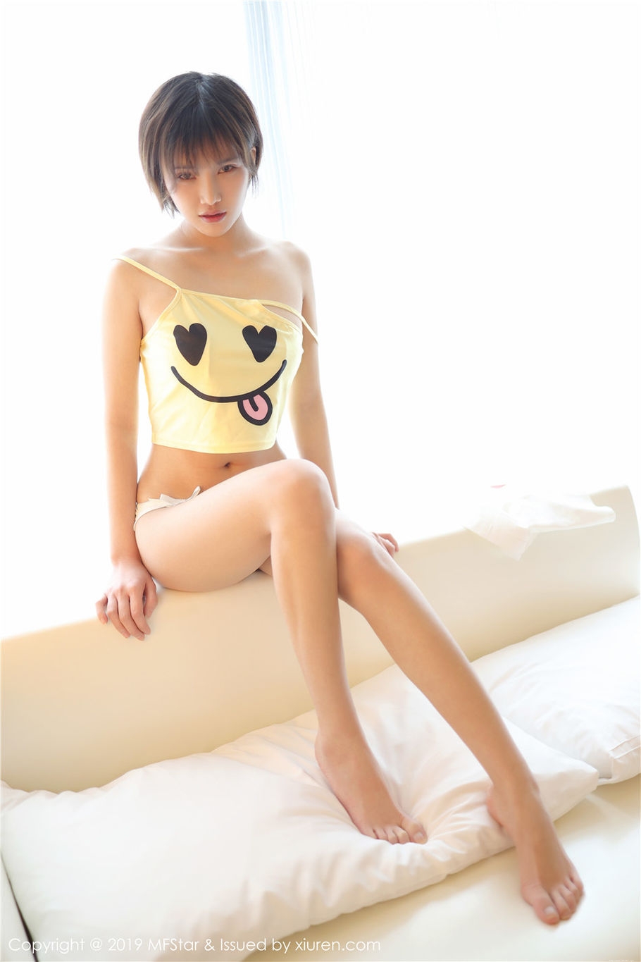 00后小清新美女小姿情趣睡衣酥胸诱惑写真