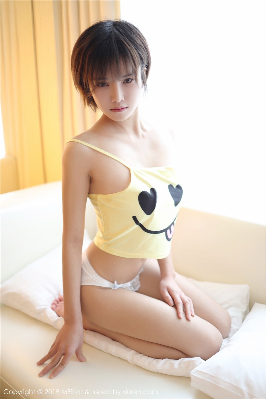 00后小清新美女小姿情趣睡衣酥胸诱惑写真