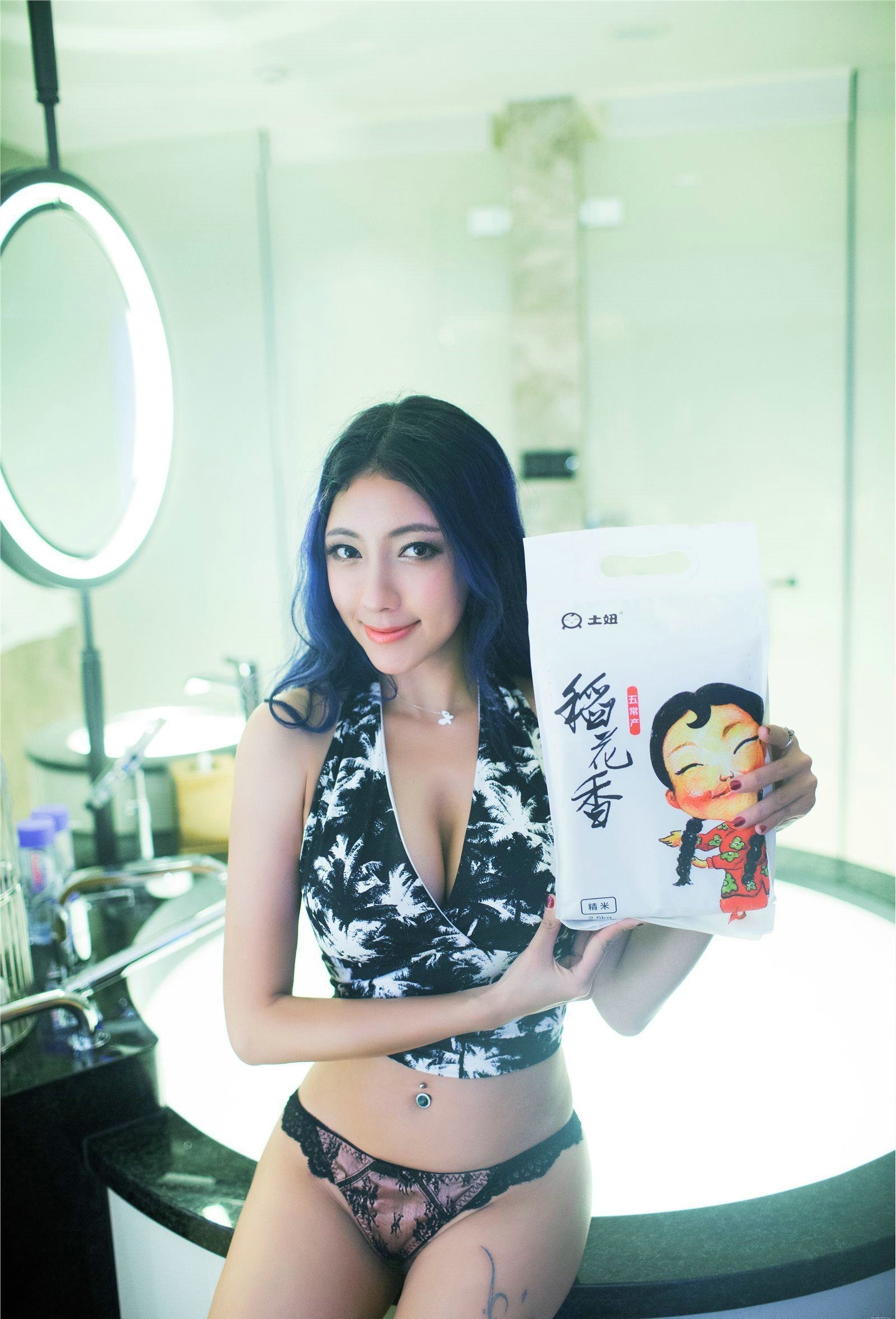 性感写真御姐松果儿宾馆私房自拍晒美胸