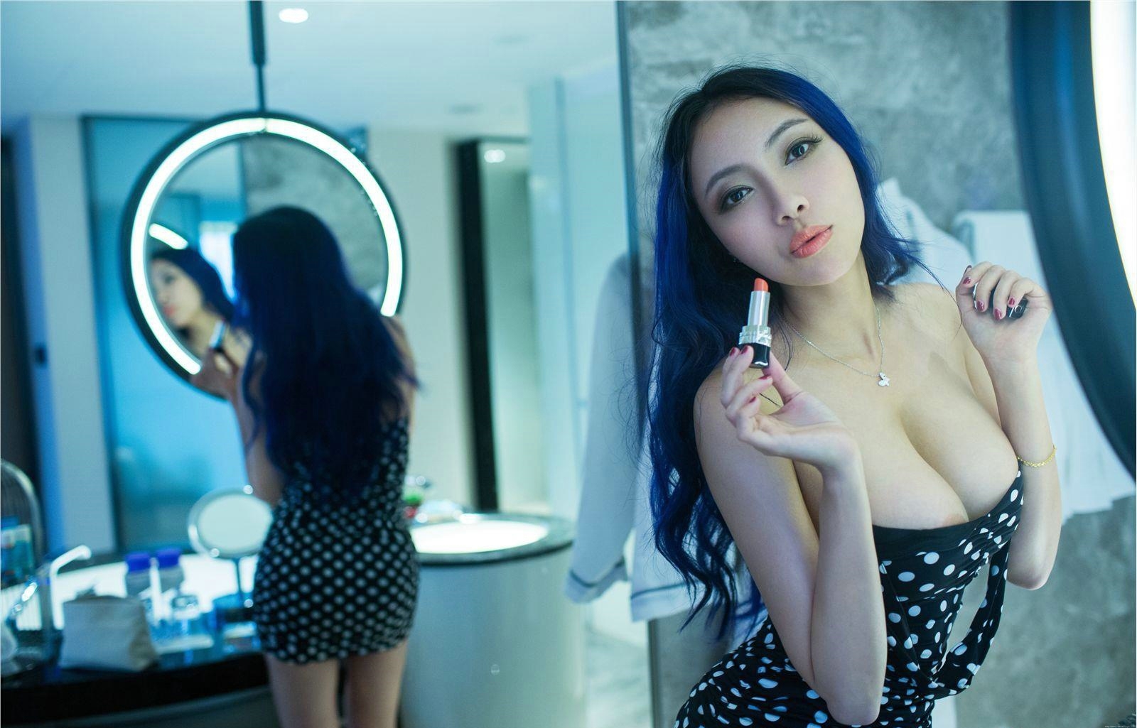 性感写真御姐松果儿宾馆私房自拍晒美胸