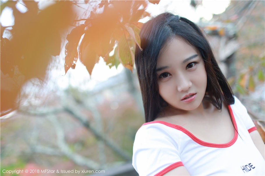 短裤美女徐微微mia风骚翘臀诱惑外拍写真集