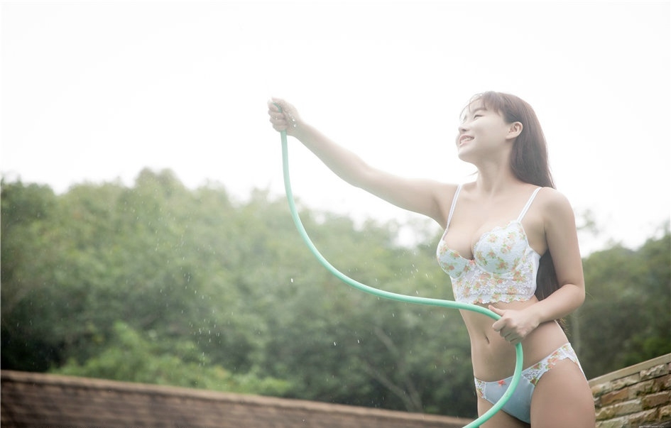 柳侑绮90后性感美女写真比基尼太惹火