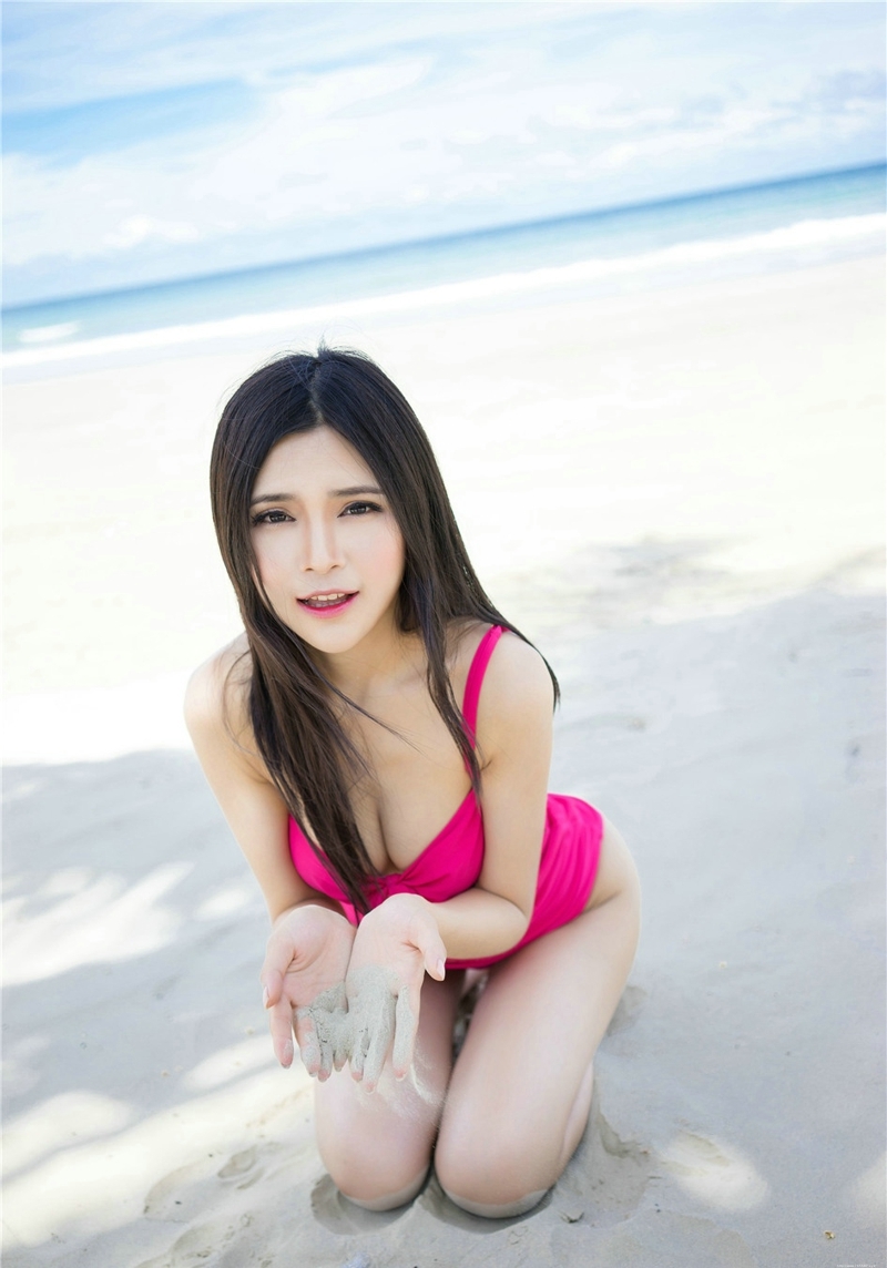 长发美女嫩模张美荧沙滩比基尼迷人写真