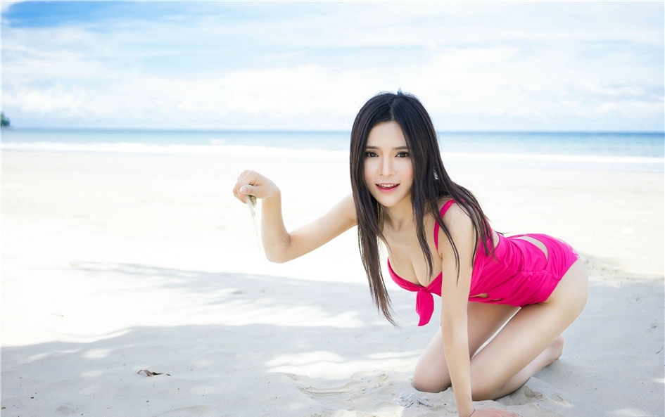 长发美女嫩模张美荧沙滩比基尼迷人写真