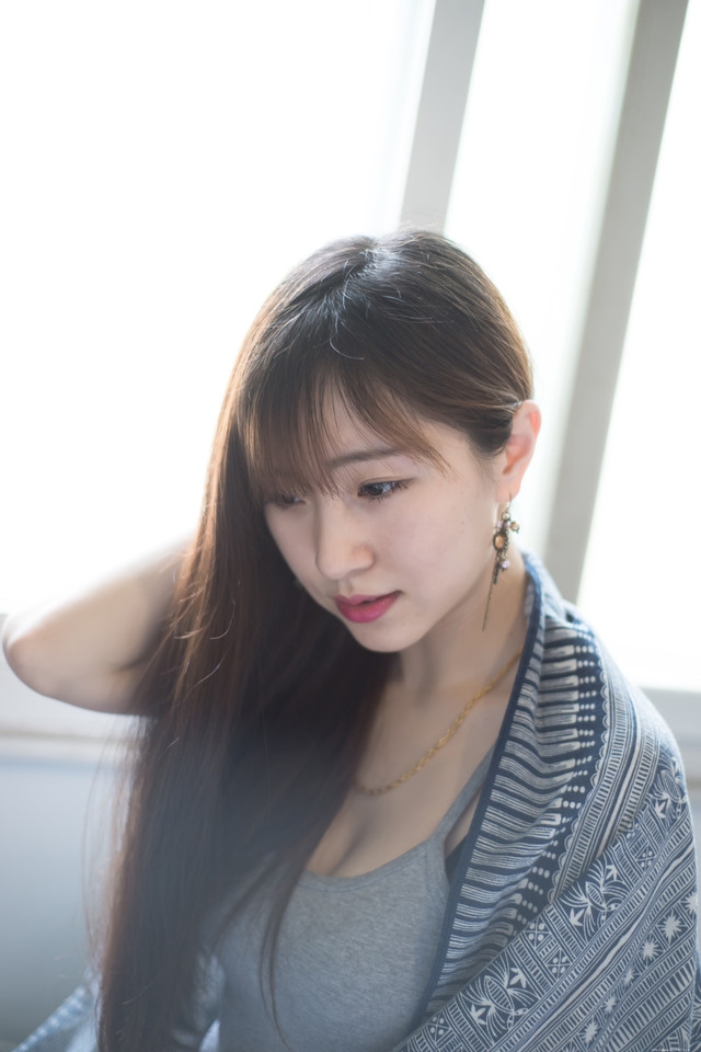 性感大胸女神低胸秀乳沟魅惑撩人