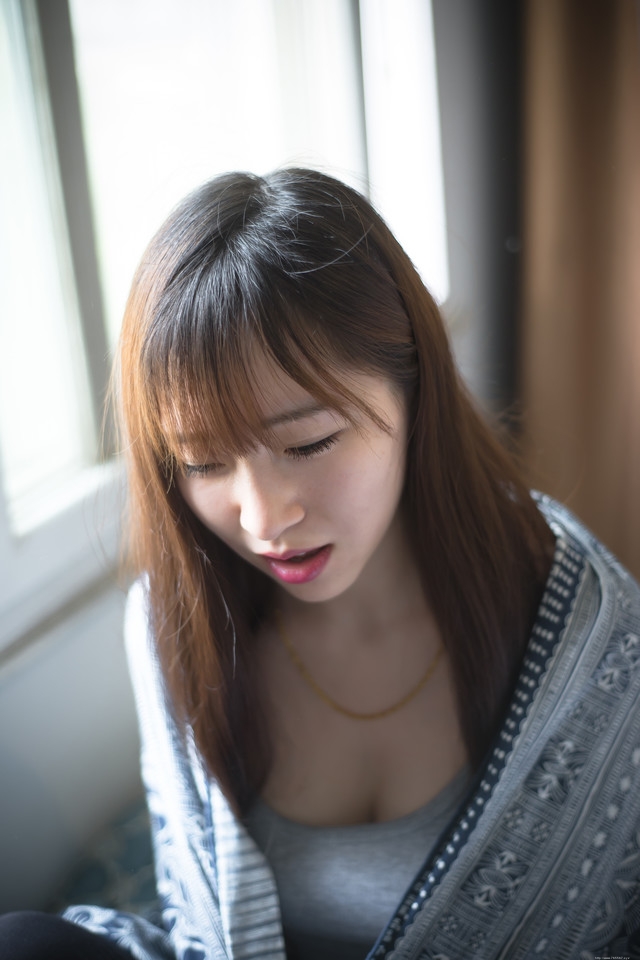 性感大胸女神低胸秀乳沟魅惑撩人