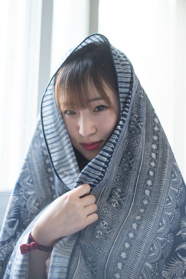 性感大胸女神低胸秀乳沟魅惑撩人