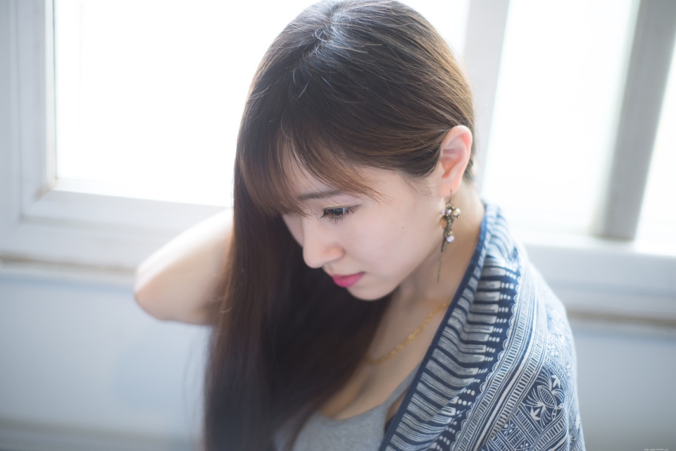 性感大胸女神低胸秀乳沟魅惑撩人