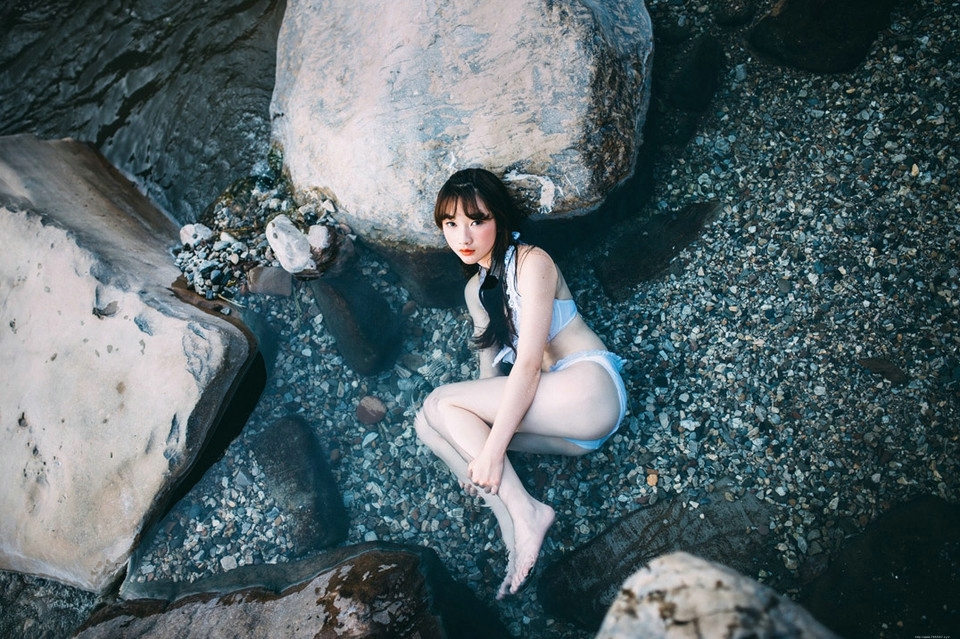 溪水湿身的性感内衣少女楚楚动人