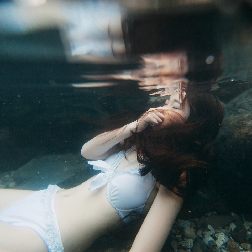 溪水湿身的性感内衣少女楚楚动人