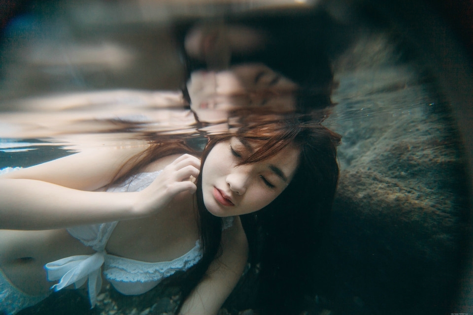 溪水湿身的性感内衣少女楚楚动人