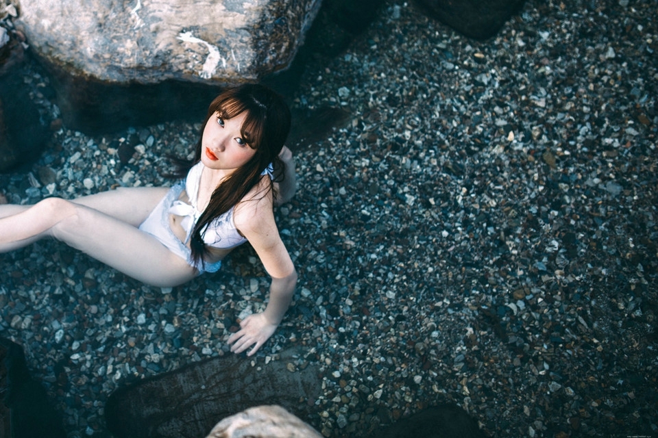 溪水湿身的性感内衣少女楚楚动人