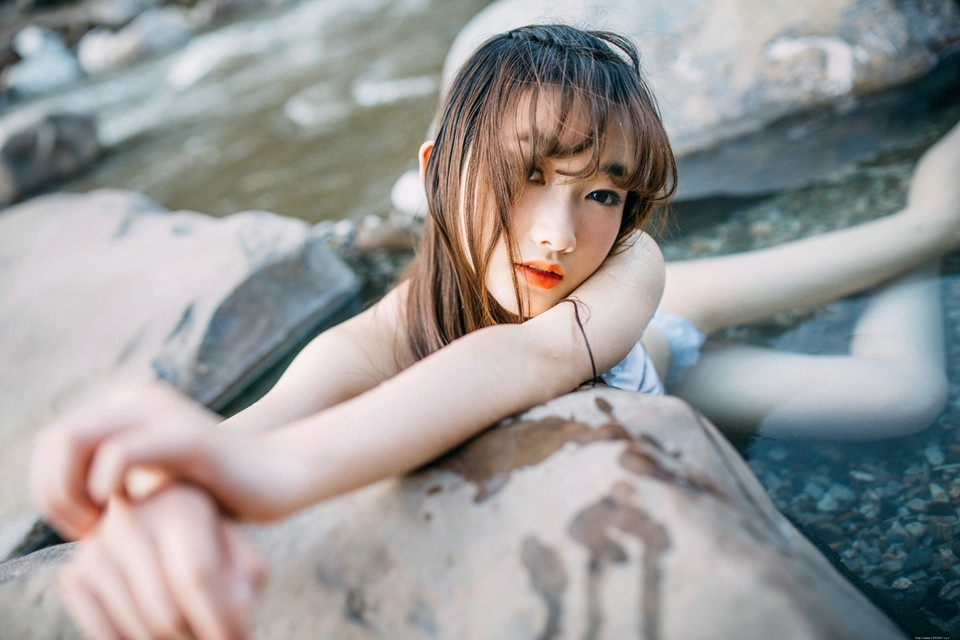 溪水湿身的性感内衣少女楚楚动人