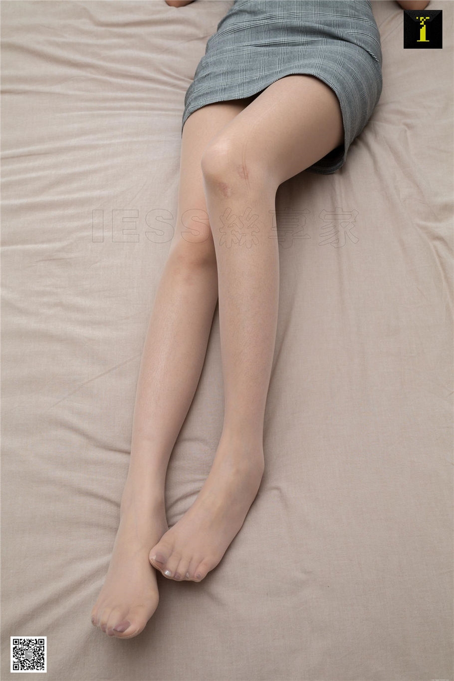 长发女神乐乐丝袜玉足图片