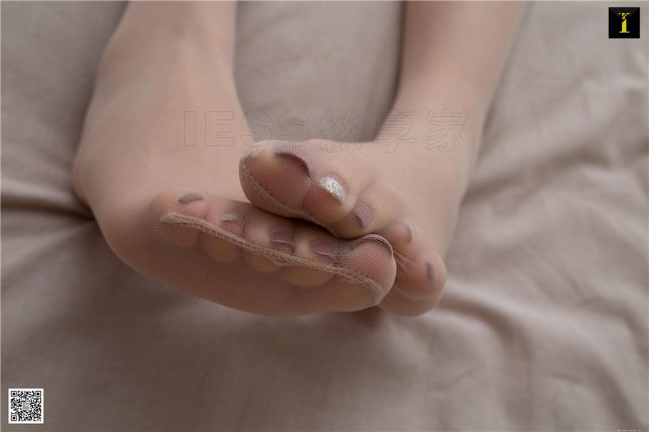 长发女神乐乐丝袜玉足图片