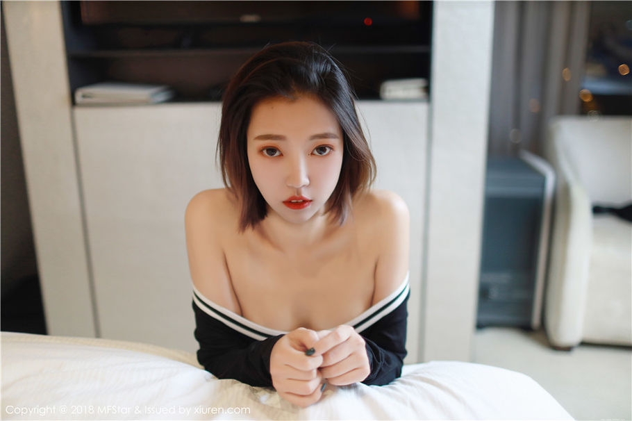 气质美女冯木木LRIS床上一字马长腿诱惑写真