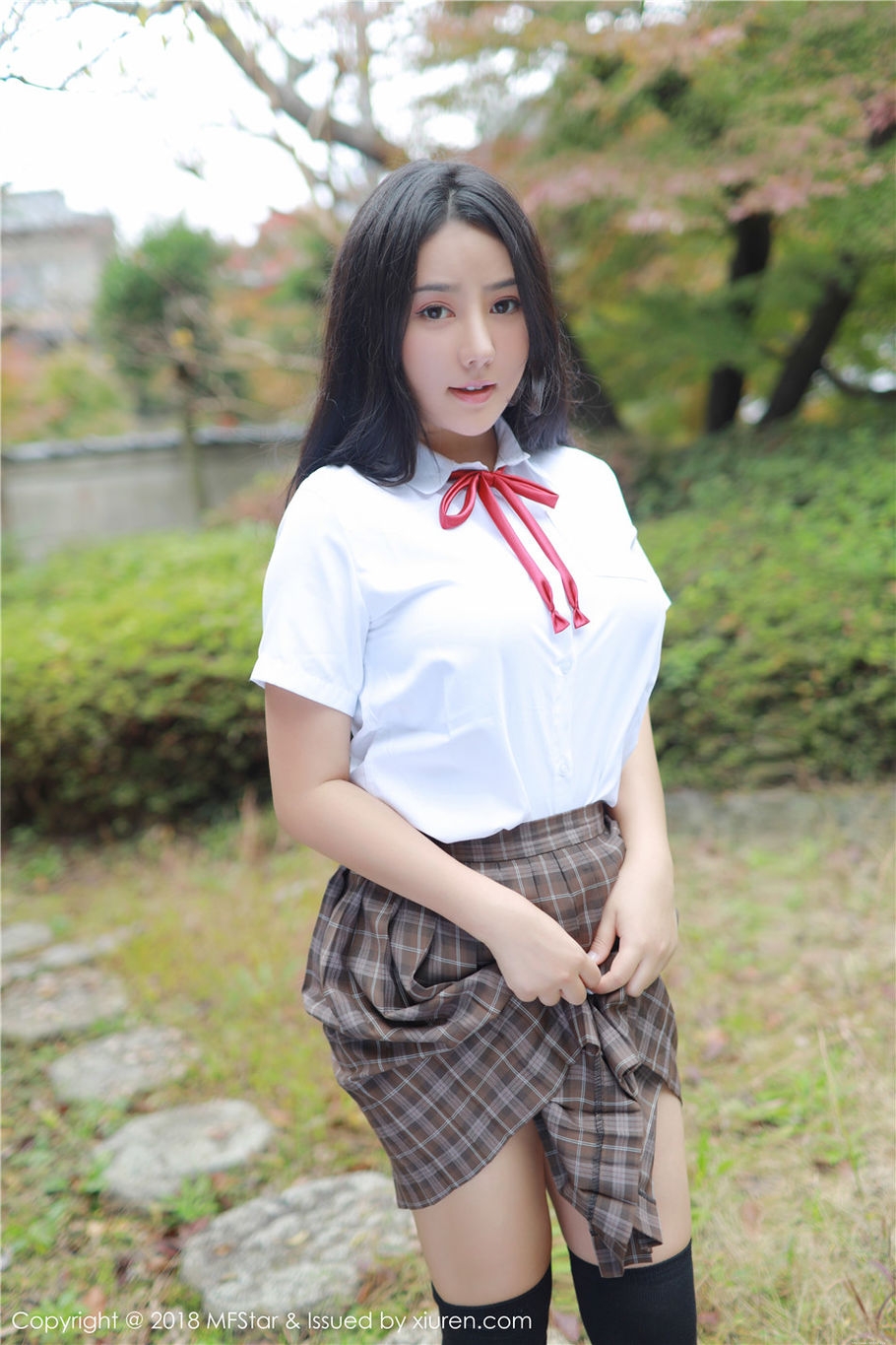 Manuela玛鲁娜风骚学生妹制服诱惑外拍写真集