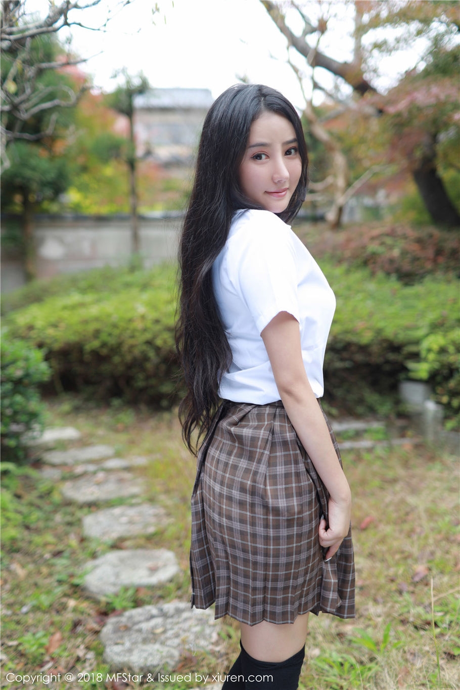 Manuela玛鲁娜风骚学生妹制服诱惑外拍写真集