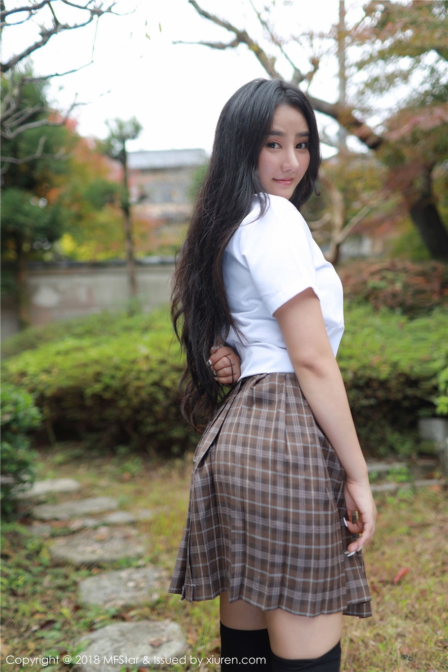 Manuela玛鲁娜风骚学生妹制服诱惑外拍写真集