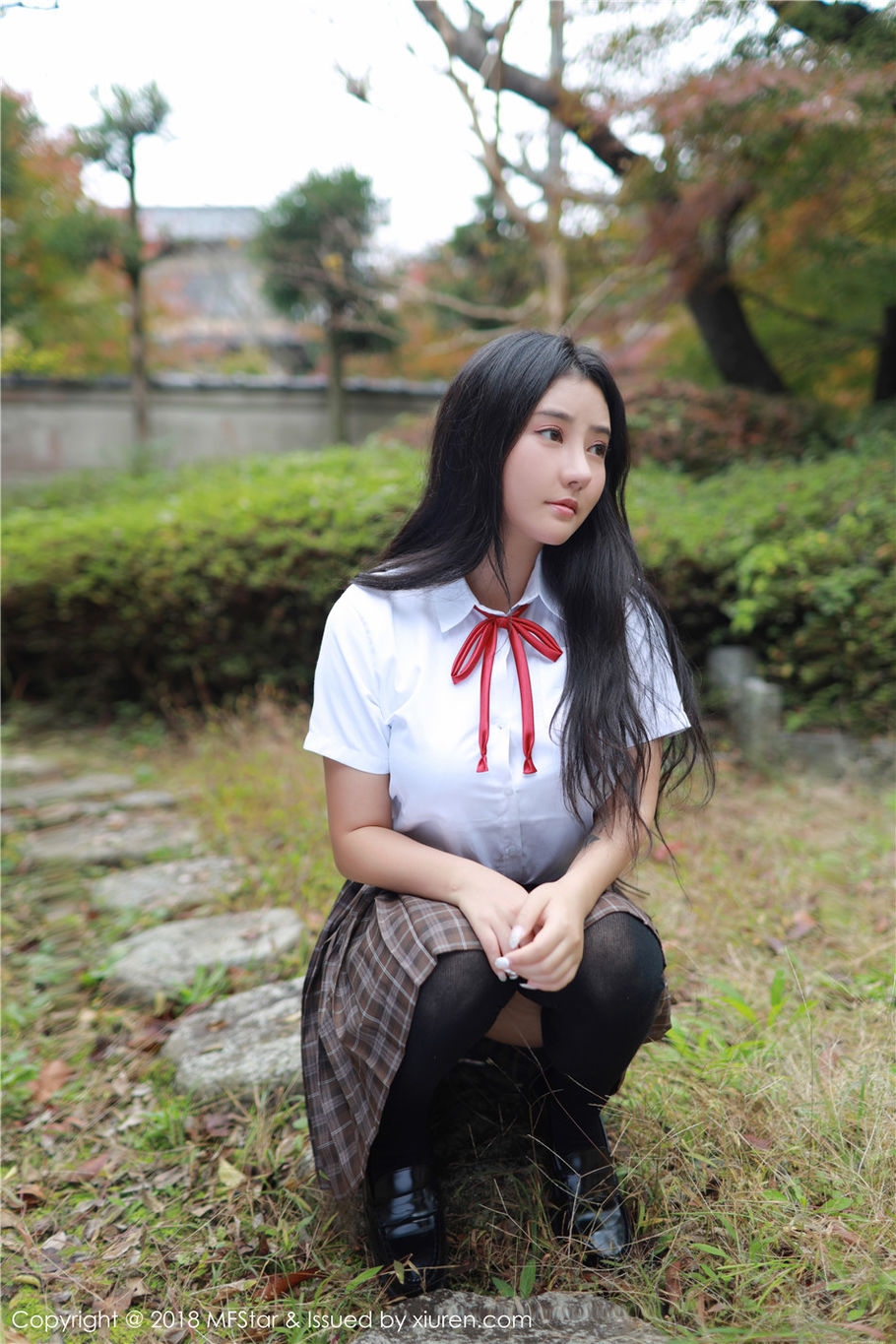 Manuela玛鲁娜风骚学生妹制服诱惑外拍写真集