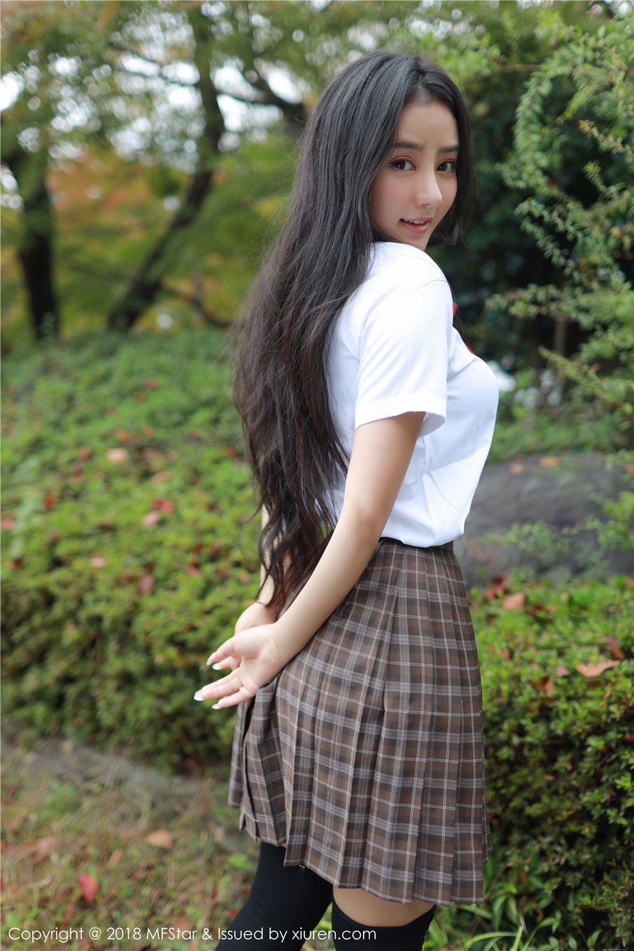Manuela玛鲁娜风骚学生妹制服诱惑外拍写真集