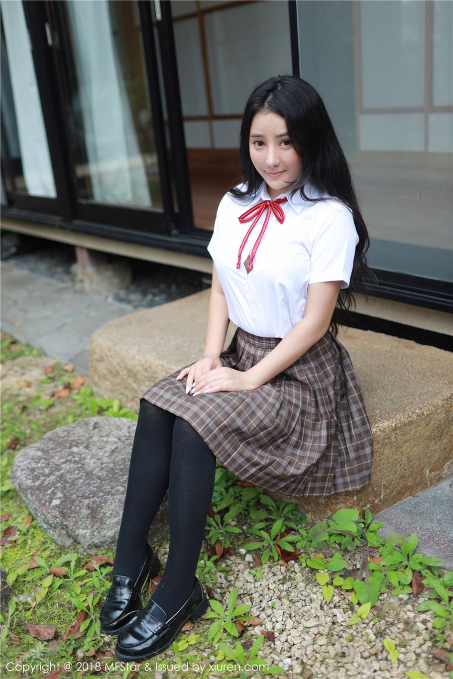 Manuela玛鲁娜风骚学生妹制服诱惑外拍写真集