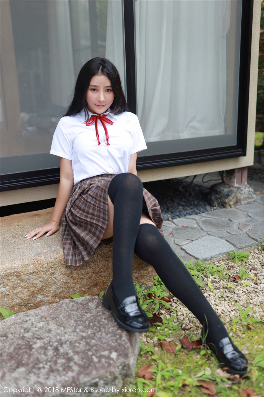 Manuela玛鲁娜风骚学生妹制服诱惑外拍写真集