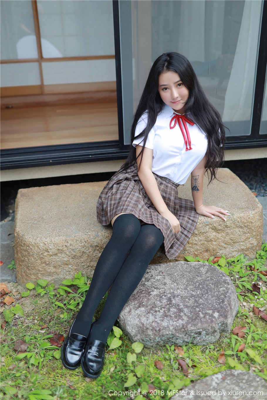 Manuela玛鲁娜风骚学生妹制服诱惑外拍写真集