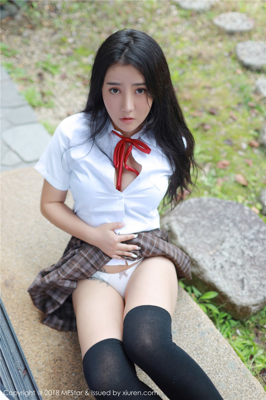 Manuela玛鲁娜风骚学生妹制服诱惑外拍写真集