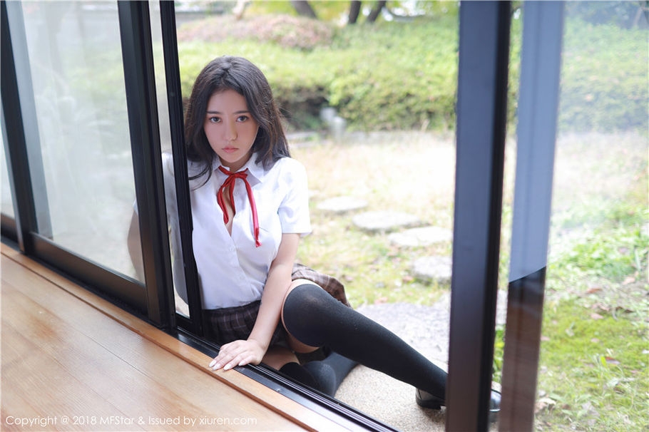 Manuela玛鲁娜风骚学生妹制服诱惑外拍写真集