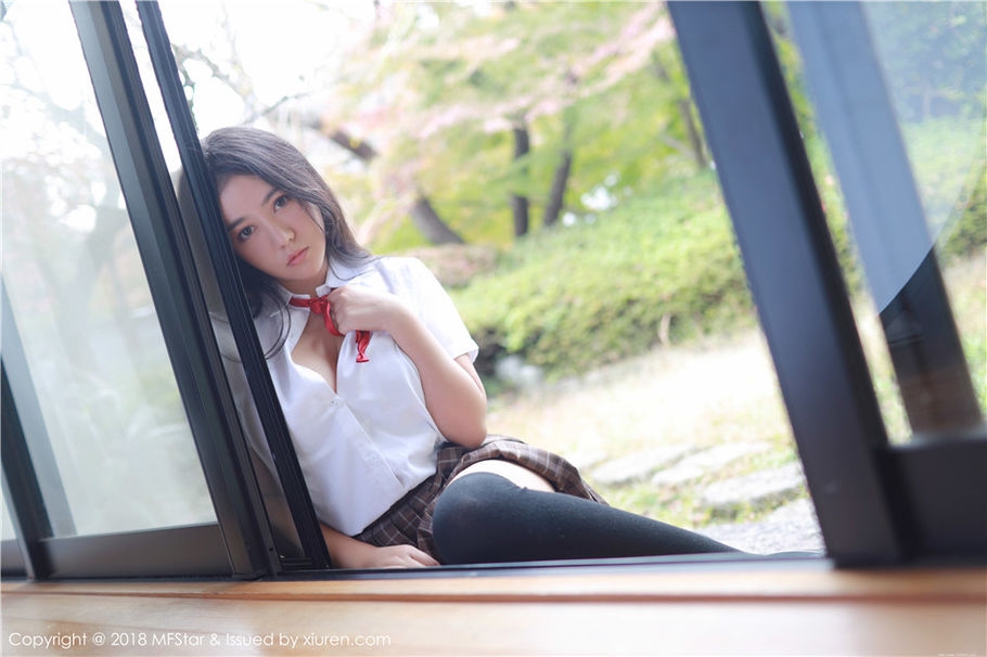 Manuela玛鲁娜风骚学生妹制服诱惑外拍写真集