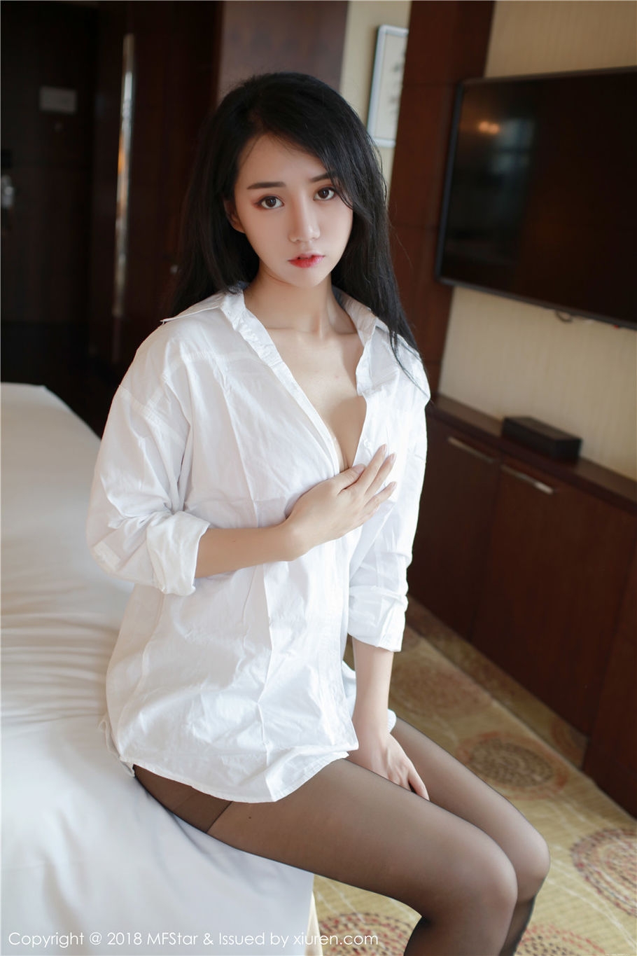 气质美女白子嫣nicky丝袜制服诱惑写真集