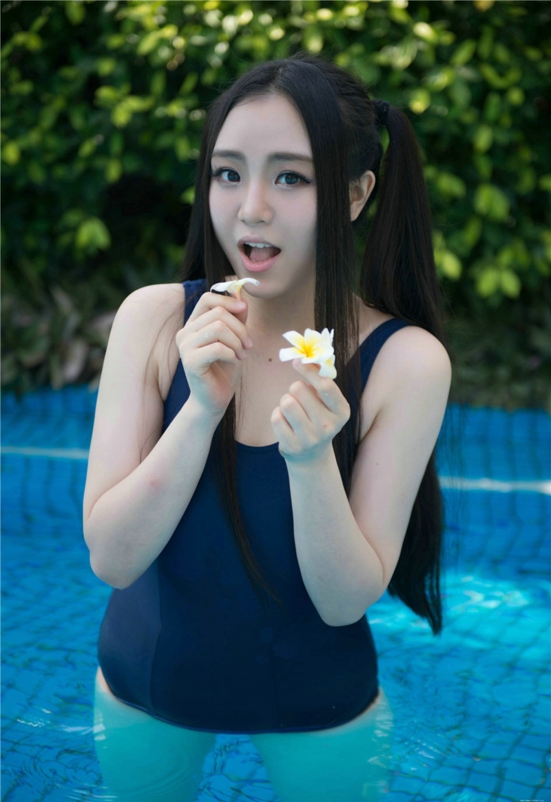 大胸美女许文婷性感泳装可爱写真