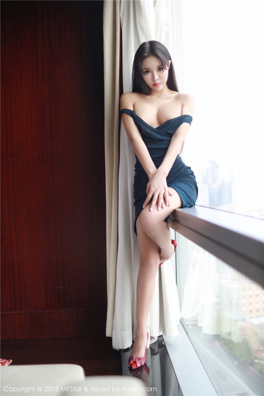 美乳性感少妇韩秀冉低胸长裙风骚写真