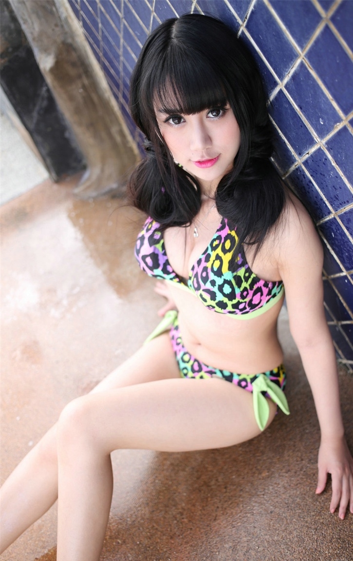 性感比基尼女孩泳池边情趣豹纹透明内衣诱惑图