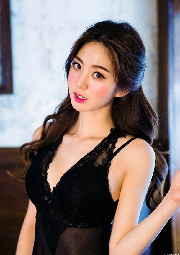 性感黑色蕾丝内衣美女中长卷发发型诱惑写真摄影艺术图片