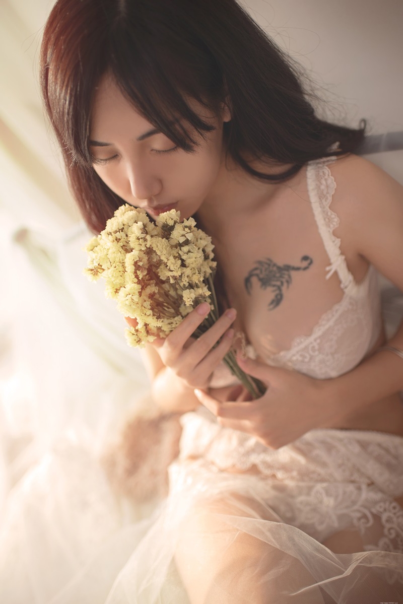 大胸美女内衣写真性感惹火娇躯诱人