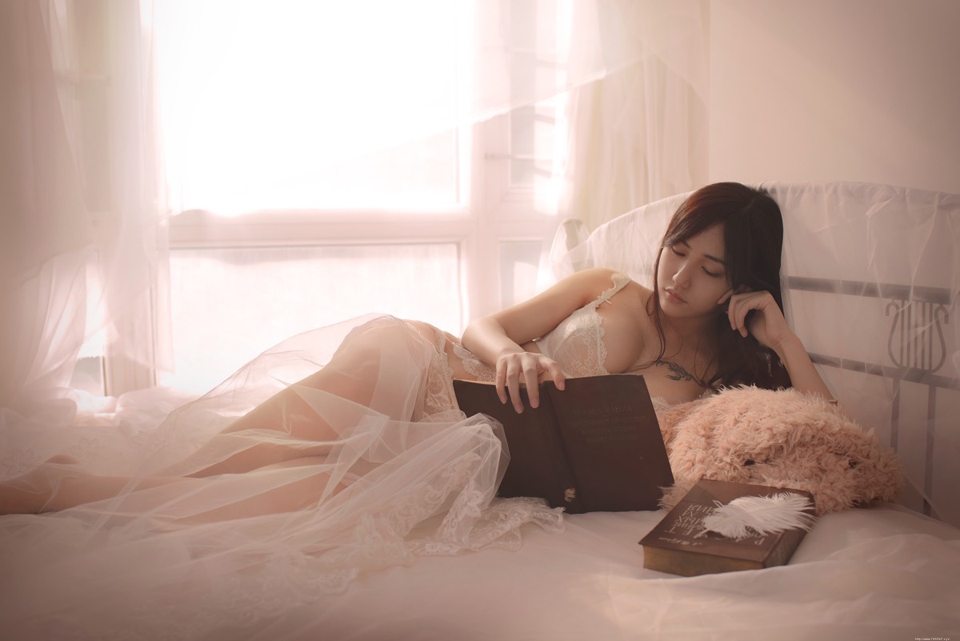 大胸美女内衣写真性感惹火娇躯诱人