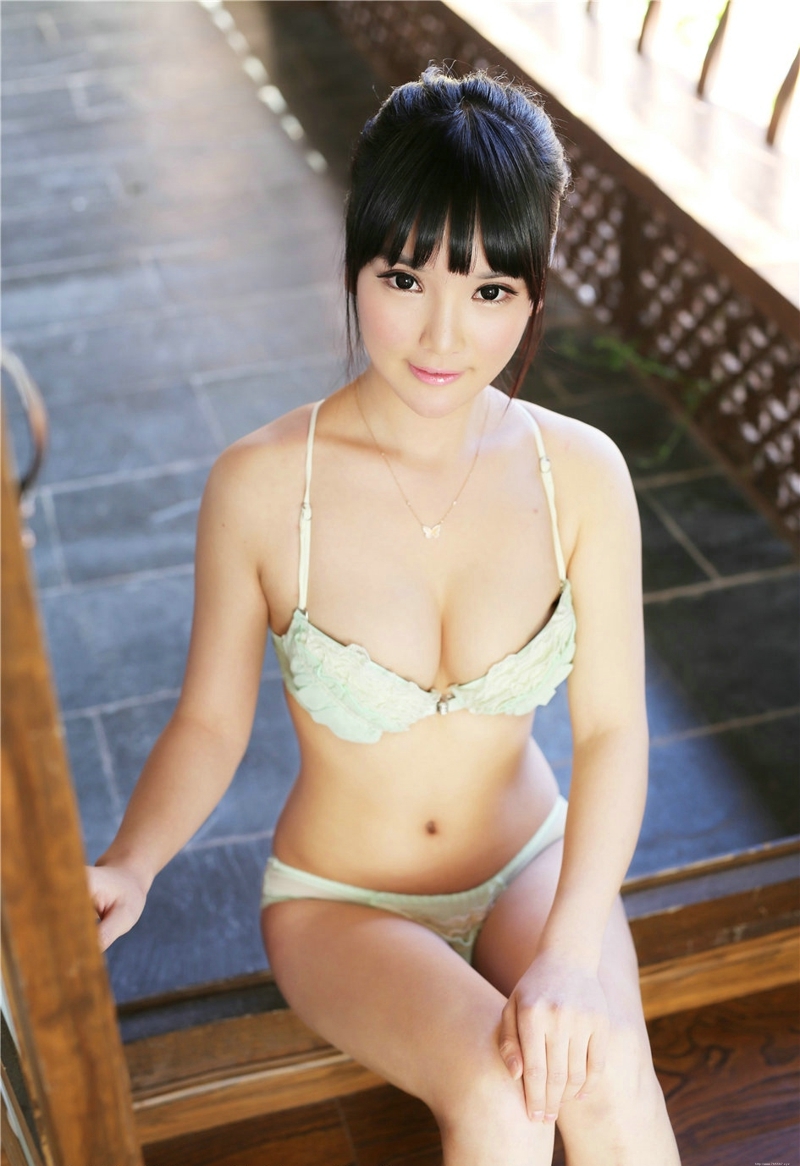 性感少女胸模妮儿内衣写真气质温柔可人